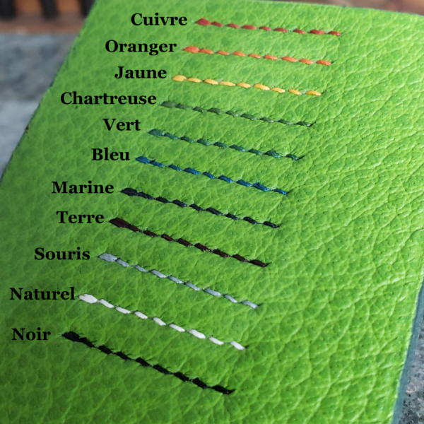Echantillon de cuir vert et fils de couleur