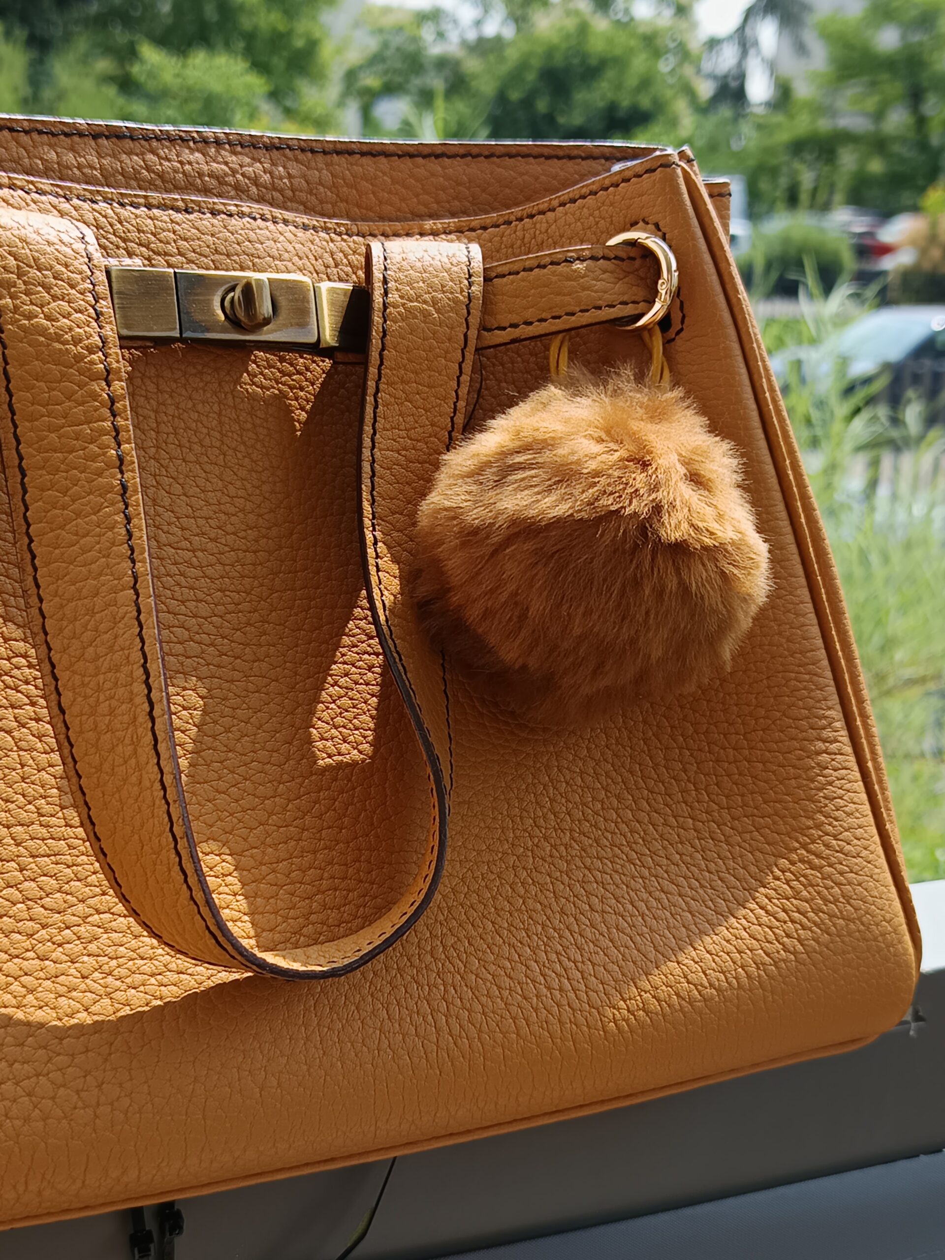 pompon-cuir-camel