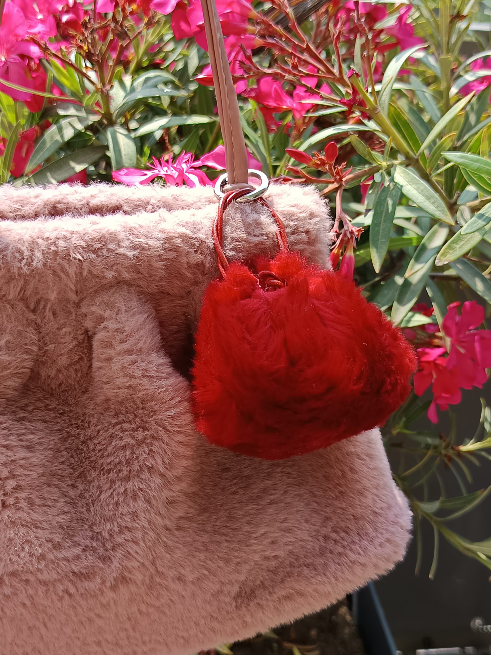 pompon-cuir-rouge