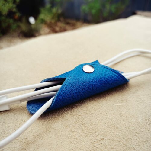 attache-câble en cuir bleu