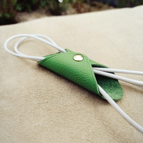 attache-câble en cuir vert